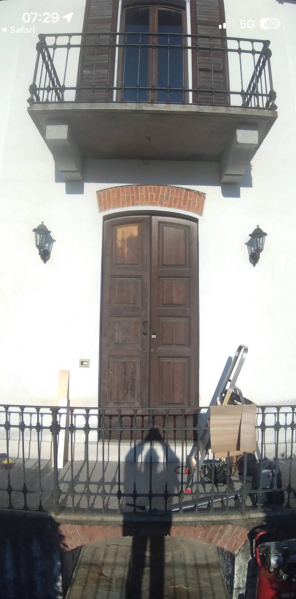 Portone d'ingresso prima del lavoro