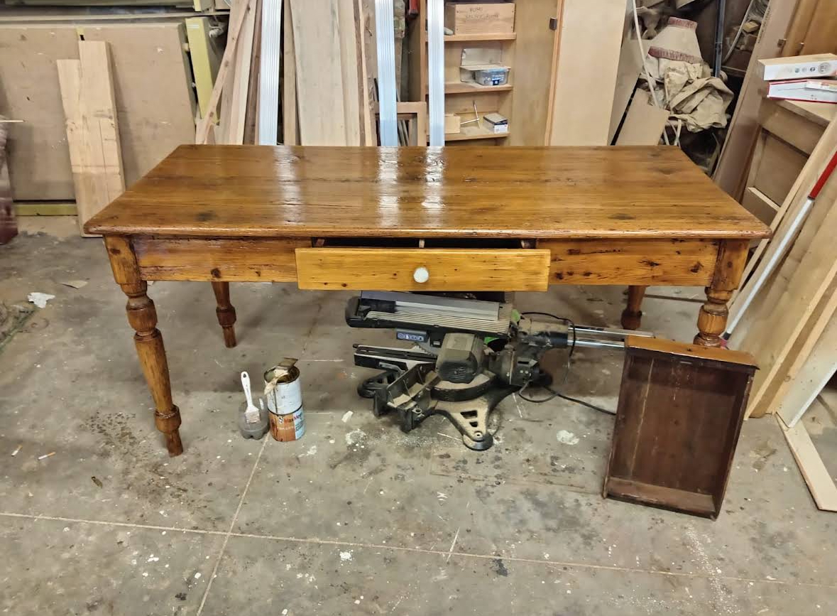 Tavolo in legno massello dopo il lavoro
