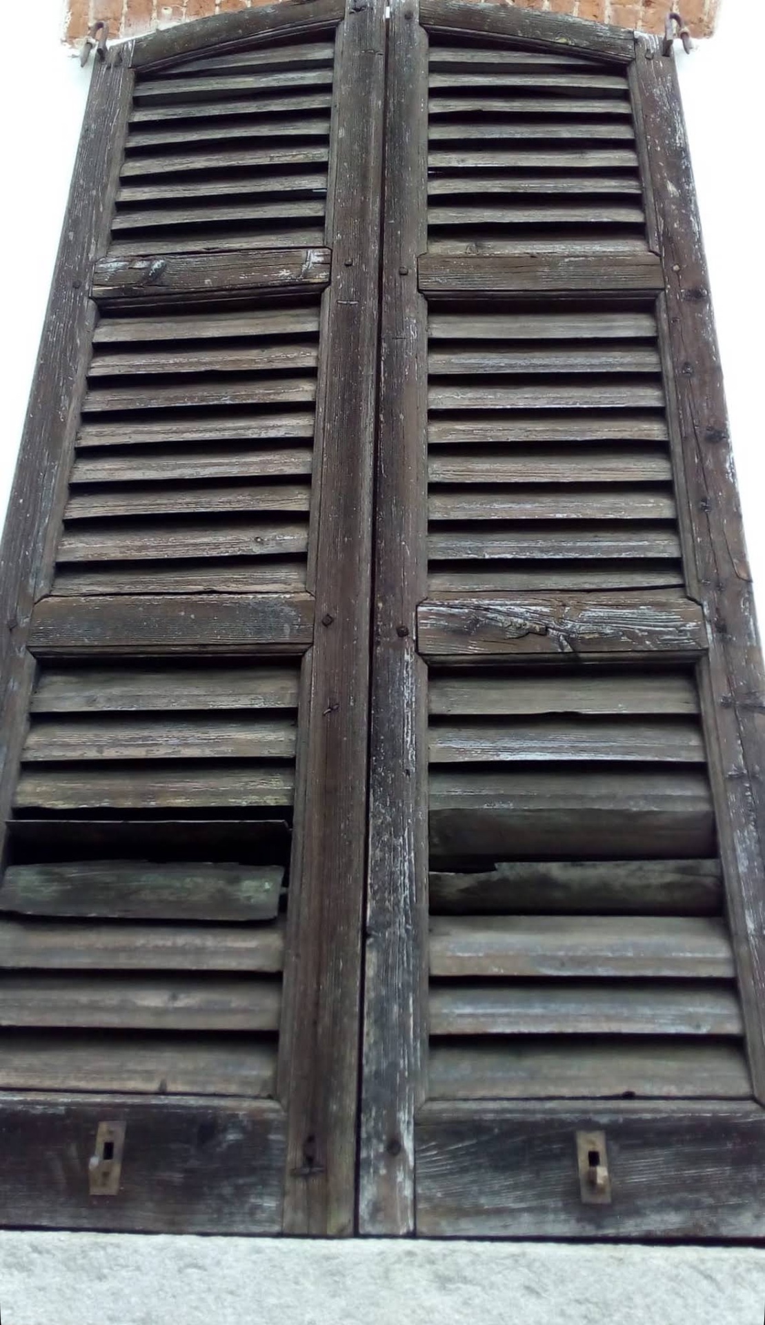 Persiana in legno prima del lavoro
