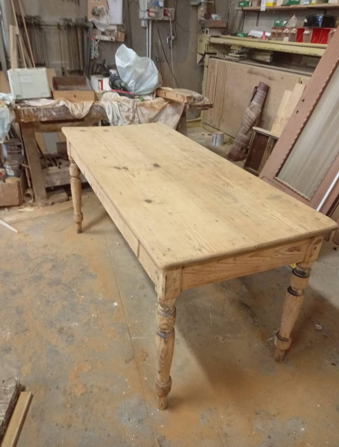 Tavolo in legno massello prima del lavoro